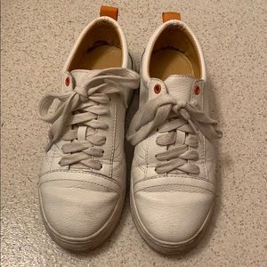 White round toe lace up sneakers